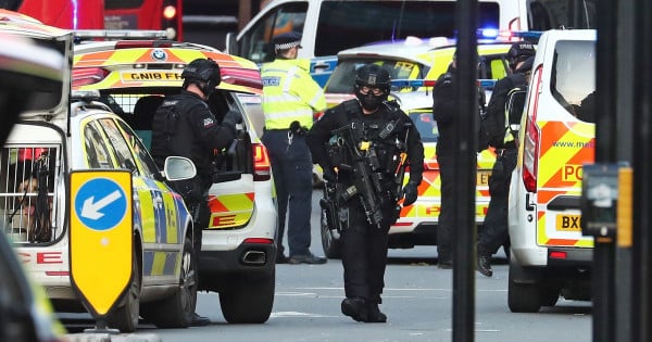 Επίθεση - Λονδίνο: Νεκρός ο δράστης - Είχε πάνω του ψεύτικη βόμβα!