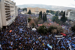 Συλλαλητήριο στο Σύνταγμα: Βροχή αντικειμένων - Γέμισαν 86 σακούλες με μάρμαρα, καδρόνια και σίδερα