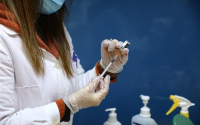 Επεκτείνεται ο υποχρεωτικός εμβολιασμός και σε άλλες κατηγορίες, τι αλλάζει με τα νέα μέτρα