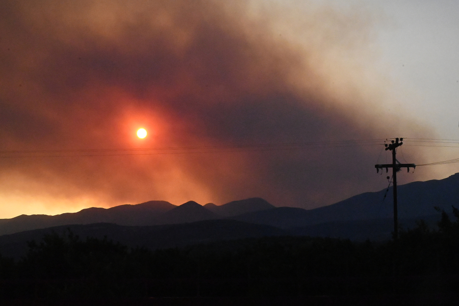 Σε ύφεση η φωτιά στον Φενεό - Μεγάλες ζημιές στο πέρασμα της