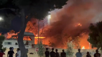 Φωτιά σε υπαίθριο χώρο σκαφών στη Γλυφάδα (Βίντεο)