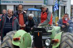 Σε τρία σημεία της εθνικής οδού Πατρών - Πύργου οι αγρότες