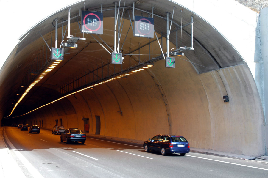 Φωτιά σε όχημα στο ύψος των τούνελ της Κακιάς Σκάλας - Αποκαταστάθηκε η κυκλοφορία