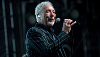 Ο Tom Jones έρχεται στην Αθήνα για μια συναυλία στο Θέατρο Λυκαβηττού