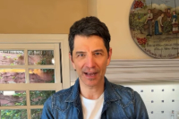 Σάκης Ρουβάς: Βάφει πασχαλινά αυγά με έναν διαφορετικό τρόπο (Βίντεο)