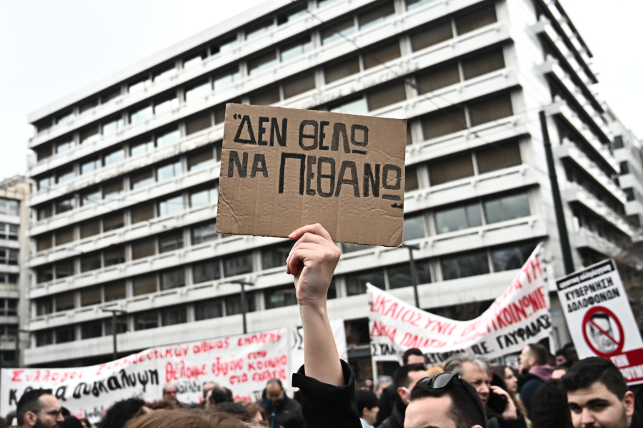 10 φωτογραφικά καρέ από τη λαοθάλασσα στο Σύνταγμα