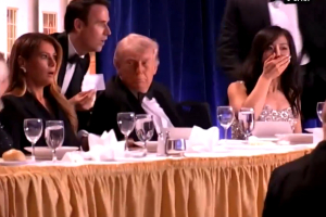 Γουεϊτζία Τζιανγκ: Η ανταποκρίτρια του CBS που καθόταν δίπλα στον Τραμπ, περιγράφει τη στιγμή της επίθεσης (Βίντεο)