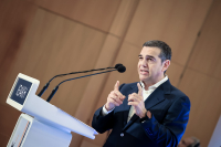 Τσίπρας από Λάρισα: «Μαζί να βάλουμε τα “πανιά” στο νέο “καράβι”» - Σφοδρή επίθεση σε Μητσοτάκη - Στουρνάρα