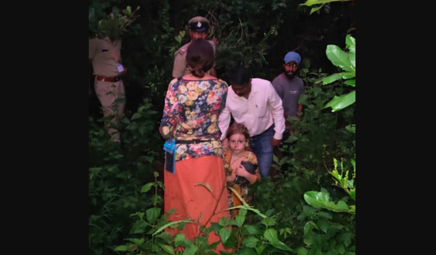 Ινδία: 40χρονη ζούσε με τις δύο κόρες της σε σπηλιά, μέσα στο δάσος