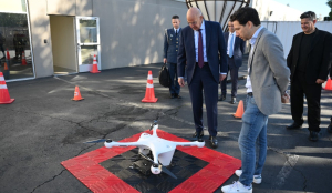 Ξενάγηση Δένδια στις εγκαταστάσεις της εταιρείας κατασκευής drones Matternet στην Καλιφόρνια