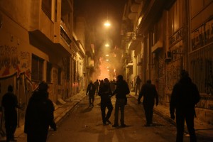 Στην εντατική η γυναίκα που τραυματίστηκε από φωτοβολίδα στα Εξάρχεια