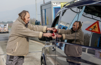 Αγρότες σήκωσαν τις μπάρες στα διόδια - Στο Μακρυχώρι μοίρασαν μήλα (βίντεο, εικόνες)