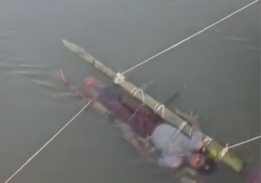 Ινδία: Παιδί δαγκώθηκε από φίδι, αφέθηκε στον ποταμό Γάγγη και πέθανε (Βίντεο)