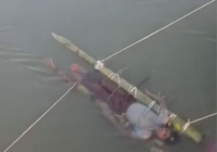 Ινδία: Παιδί δαγκώθηκε από φίδι, αφέθηκε στον ποταμό Γάγγη και πέθανε (Βίντεο)