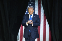 Η άλλη «μάχη» Πούτιν VS Ζελένσκι: Ποιος θα πάρει με το μέρος του τον Τραμπ