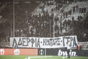 Κατακραυγή για το ντροπιαστικό πανό στην Τούμπα - Ο Κούγιας ζήτησε έρευνα από τη διοίκηση της ΠΑΕ ΠΑΟΚ