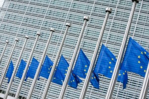 Η Κομισιόν θέλει όλες οι χώρες της Ε.Ε. να υιοθετήσουν το ευρώ