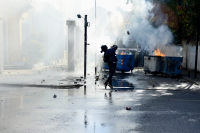 Σοβαρά επεισόδια στην Αλβανία: Μπαραζ μολότοφ, δακρυγόνων και πετροπόλεμος στα Τίρανα (Βίντεο)