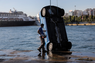 Αυτοκίνητο έπεσε στο λιμάνι του Πειραιά - Νεκρός ο οδηγός (βίντεο, εικόνες)
