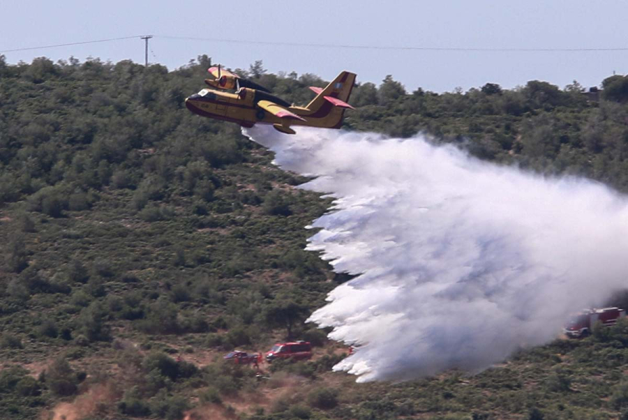 Οριοθετήθηκε η φωτιά στο Λουτράκι: Από χορτοκοπτικό ξεκίνησε το μέτωπο - Παραμένουν ισχυρές δυνάμεις (Εικόνες - Βίντεο)