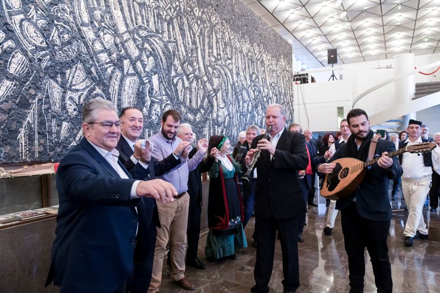 Τα πρωτοχρονιάτικα κάλαντα άκουσε ο Κουτσούμπας και χόρεψε τσάμικο (Βίντεο)