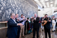 Τα πρωτοχρονιάτικα κάλαντα άκουσε ο Κουτσούμπας και χόρεψε τσάμικο (Βίντεο)