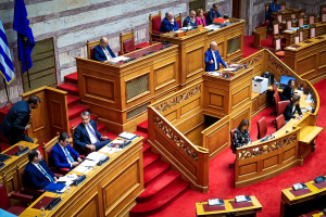 Αντιπαράθεση Μητσοτάκη - Βελόπουλου: «Λες απίθανα ψέματα», είπε ο πρωθυπουργός και αποχώρησε