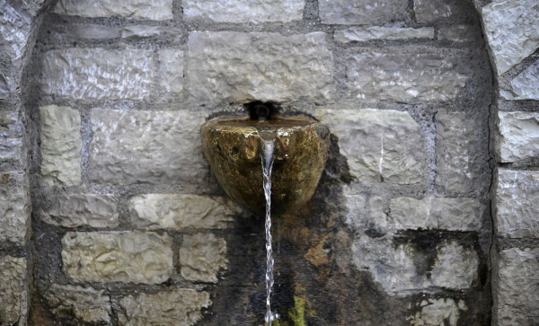 Ακατάλληλο νερό στην Καστοριά - Σφραγίστηκε πηγή λόγω τριχλωροαιθάνιου