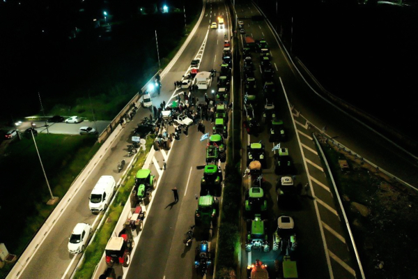 Πάτρα - Αγρότες: Έκλεισε η εθνική οδός Πατρών Πύργου