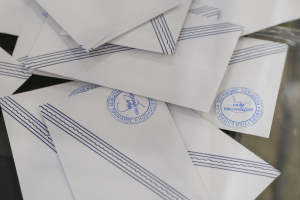 Να μεγαλώσει την εκλογική της δεξαμενή επιχειρεί η κυβέρνηση μέσω της επιστολικής ψήφου των αποδήμων