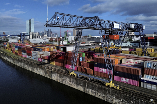 FT: Ο Τραμπ πιέζει την ΕΕ να μειώσει μονομερώς τους δασμούς