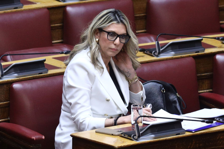 Άννα Καραμανλή: Η τρίτη που καταψηφίζει το νομοσχέδιο για τα ομόφυλα ζευγάρια