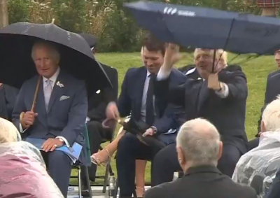 Ο Μπόρις Τζόνσον δυσκολεύεται να ανοίξει την ομπρέλα και ο πρίγκιπας Κάρολος σκάει στα γέλια (βίντεο)