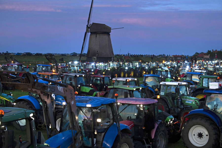 Με φωτιές και εκτεταμένα μπλόκα μπαίνουν οι Ολλανδοί αγρότες στο πανευρωπαϊκό μέτωπο