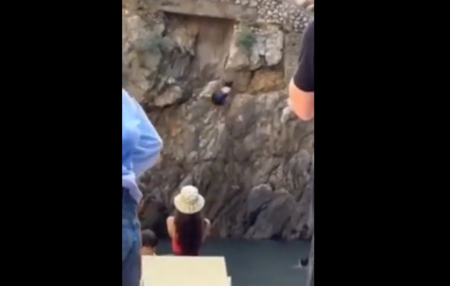Τρομακτικό βίντεο: Τουρίστρια γλιστράει, χτυπάει στα βράχια και καταλήγει στο νερό