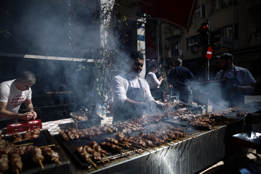 Πλησιάζει η Τσικνοπέμπτη, πότε πέφτει το Πάσχα 2025