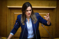 Αχτσιόγλου: Κανέναν δεν πείθουν πια τα επικοινωνιακά σόου ενός πρωθυπουργού σε αποδρομή