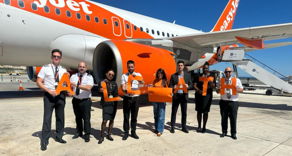 easyJet: Ξεκινά η νέα διαδρομή Αθήνα-Αλικάντε και προσφορές για πτήσεις προς Μιλάνο και Νάπολη