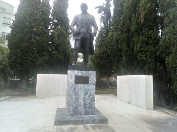 Ο δήμος Αθηναίων καθάρισε το άγαλμα του Τρούμαν (video - φωτο)