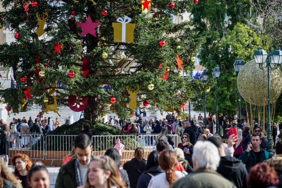 Πληρώνονται στα ΑΤΜ το επίδομα παιδιού και τα επιδόματα ΟΠΕΚΑ