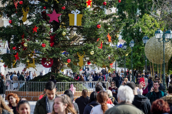 Πληρώνονται στα ΑΤΜ το επίδομα παιδιού και τα επιδόματα ΟΠΕΚΑ