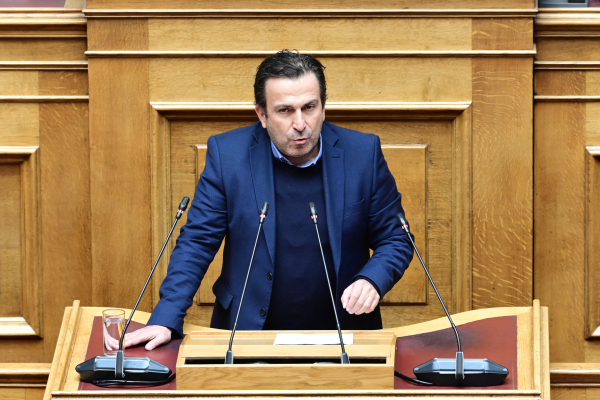 Ο Παραστατίδης και το επιχείρημα του «αναντικατάστατου»