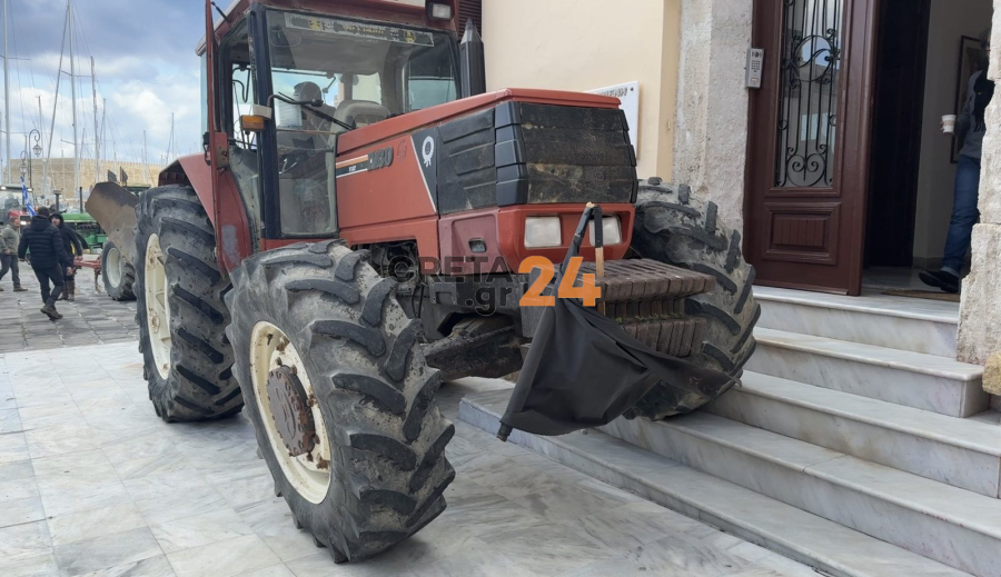 Ανυποχώρητοι οι αγρότες: Κατάληψη των γραφείων Αποκεντρωμένης Διοίκησης στο Ηράκλειο Κρήτης