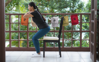Χάνετε μυϊκή μάζα μετά τα 60; Trainer δείχνει 5 ασκήσεις με καρέκλα χωρίς βάρη