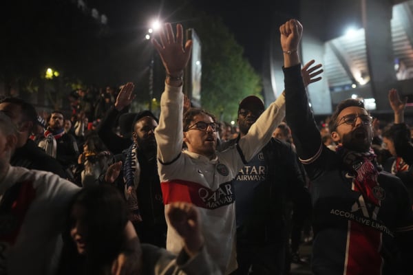 Βίντεο: Αυτοκίνητο πέφτει πάνω σε φιλάθλους της Παρί Σεν Ζερμέν - Τρεις τραυματίες
