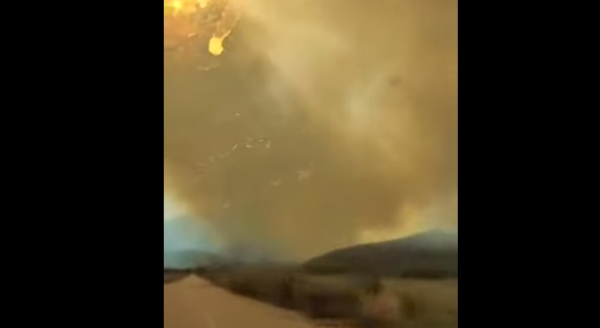 Φωτιά στο Φενεό: Συγκλονιστικό βίντεο λίγο πριν εκκενωθεί η Λαύκα