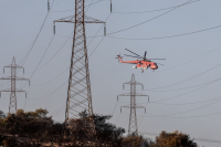Καλύτερη εικόνα από τη φωτιά στην Μάνδρα, προσήχθησαν δύο άτομα -Αποκαταστάθηκε η κυκλοφορία