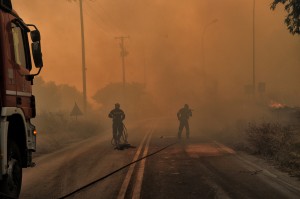 Φωτιές στην Αττική: Ριπές ανέμου εως και 120 χλμ/ωρα εξάπλωσαν ταχύτατα την φονική λαίλαπα