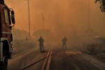 Φωτιές στην Αττική: Ριπές ανέμου εως και 120 χλμ/ωρα εξάπλωσαν ταχύτατα την φονική λαίλαπα