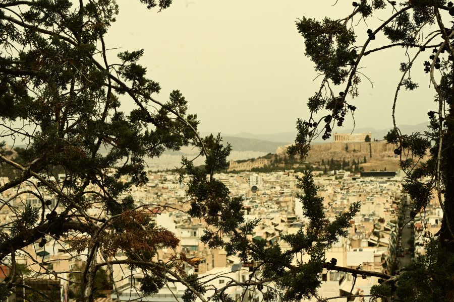 «Ύπουλη» για την υγεία μας η αφρικανική σκόνη: Ποιοι πρέπει να φοράνε μάσκα - «Σκέπασε» τη χώρα